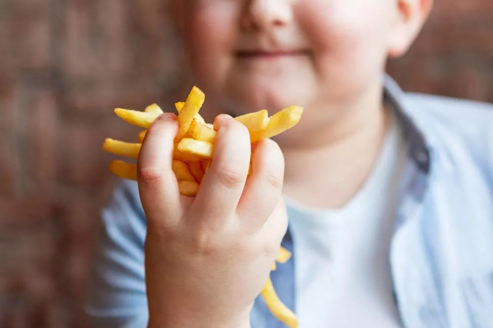 Obesidade infantil avança com a pressa da vida moderna e o consumo de ultraprocessados