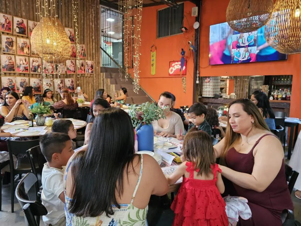  Tardezinha com a Mamma: escola promove momento especial para homenagear mães com apresentações, fotos e saborosa experiência em família
