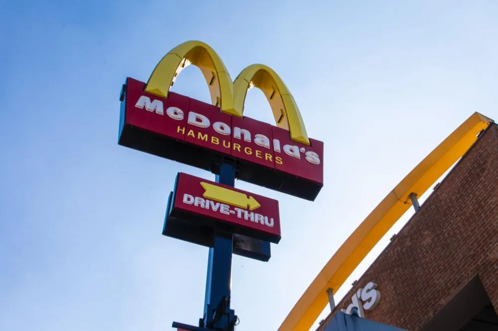 McDonald’s abre 420 vagas afirmativas para pessoas com deficiência ou neurodivergentes em todo o Brasil